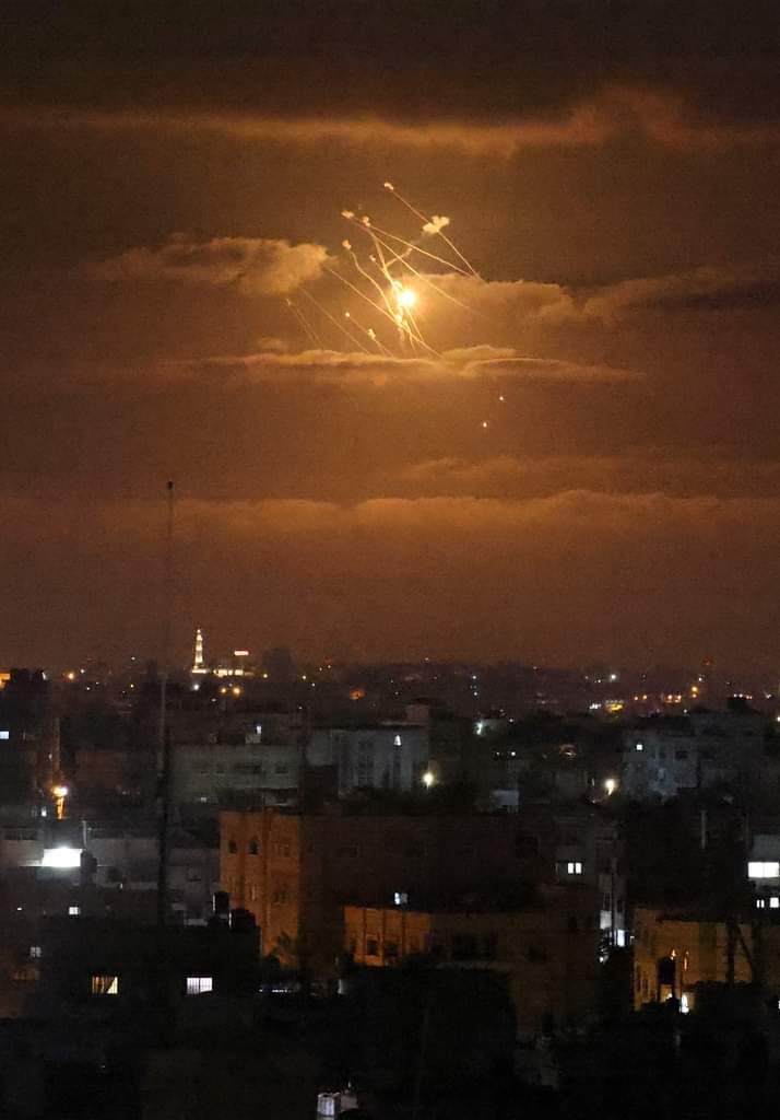 JatIkhwan's tweet photo. Israel telah mengaktifkan siren amaran bom dan peluru berpandu malam tadi selepas roket peluru dilancarkan oleh pasukan bersenjata dari Gaza. Namun semua roket peluru itu dapat dipintas oleh Iron Dome. Serangan ke atas Israel adalah tindak balas pencerobohan IDF ke Masjid Aqsa. https://t.co/8mpLc7ubum