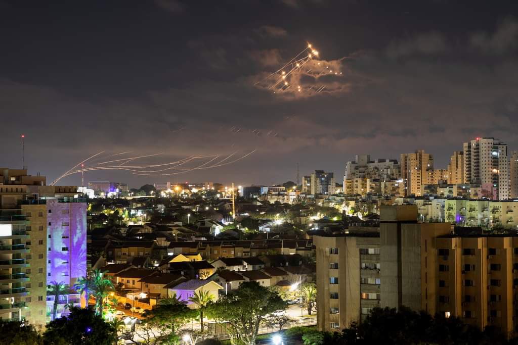 JatIkhwan's tweet photo. Israel telah mengaktifkan siren amaran bom dan peluru berpandu malam tadi selepas roket peluru dilancarkan oleh pasukan bersenjata dari Gaza. Namun semua roket peluru itu dapat dipintas oleh Iron Dome. Serangan ke atas Israel adalah tindak balas pencerobohan IDF ke Masjid Aqsa. https://t.co/8mpLc7ubum