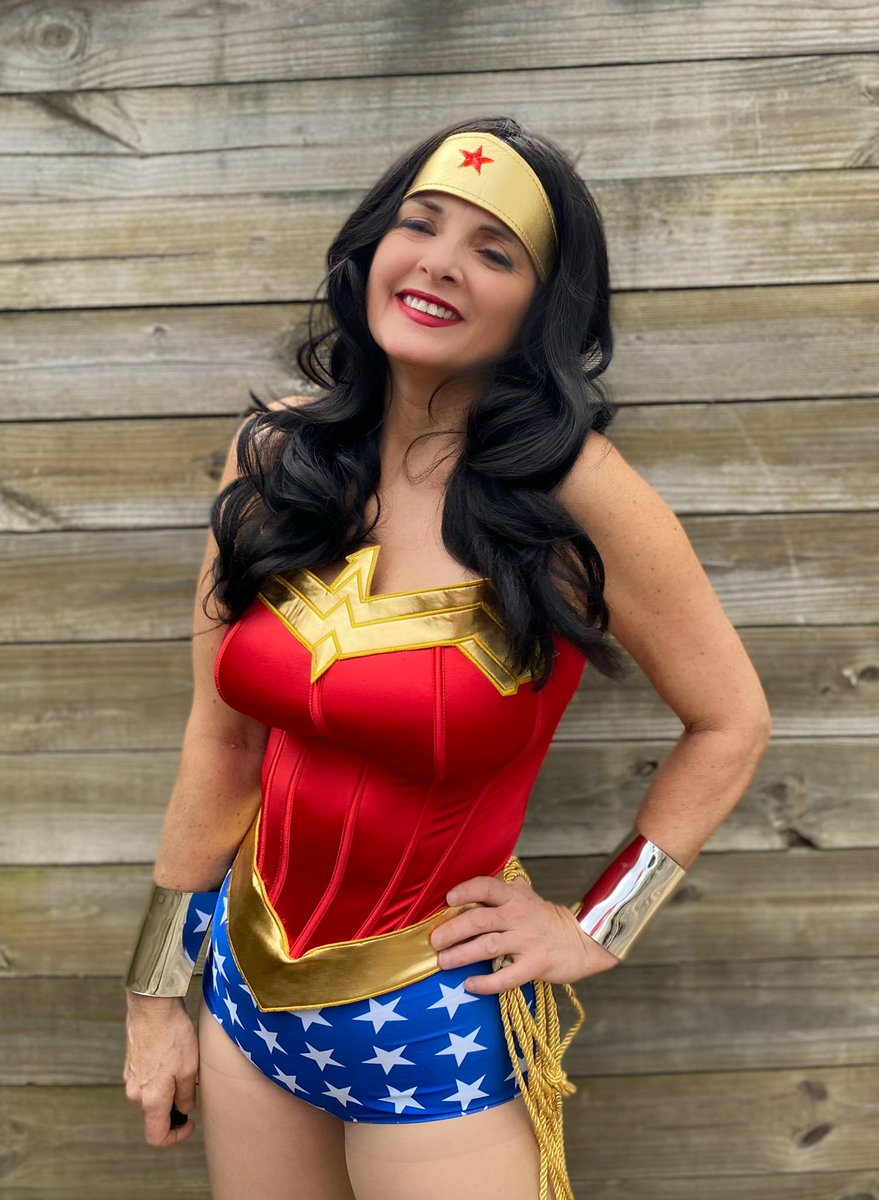 I hope everyone had a wonderful #wonderwomanwednesday! See you tomorrow! ❤️🌟💙

#wonderwoman #wonderwomancosplay #wonderwomancosplayer #classicwonderwoman #dianaofthemyscira #amazonian #amazonprincess #dianaprince #dccomics #dccomicscosplay #justiceleague #amhcosplays #cosplay