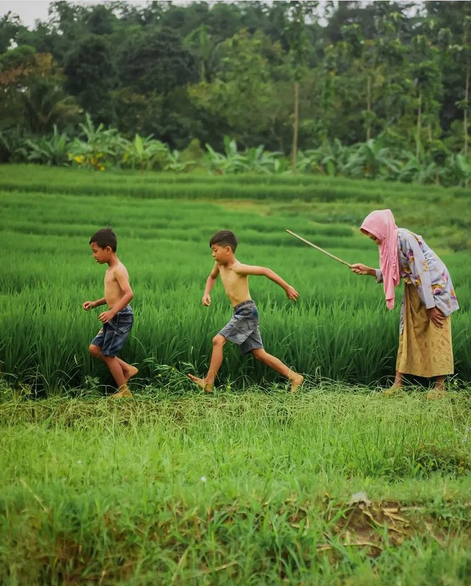 Salah satu musuh puisi adalah menasihati, tapi paradoksnya di dalam sebuah puisi ada begitu banyak pesan tersembunyi,..

Sayang nya, seringkali sedang dinasihati, tapi tidak disadari...🤭