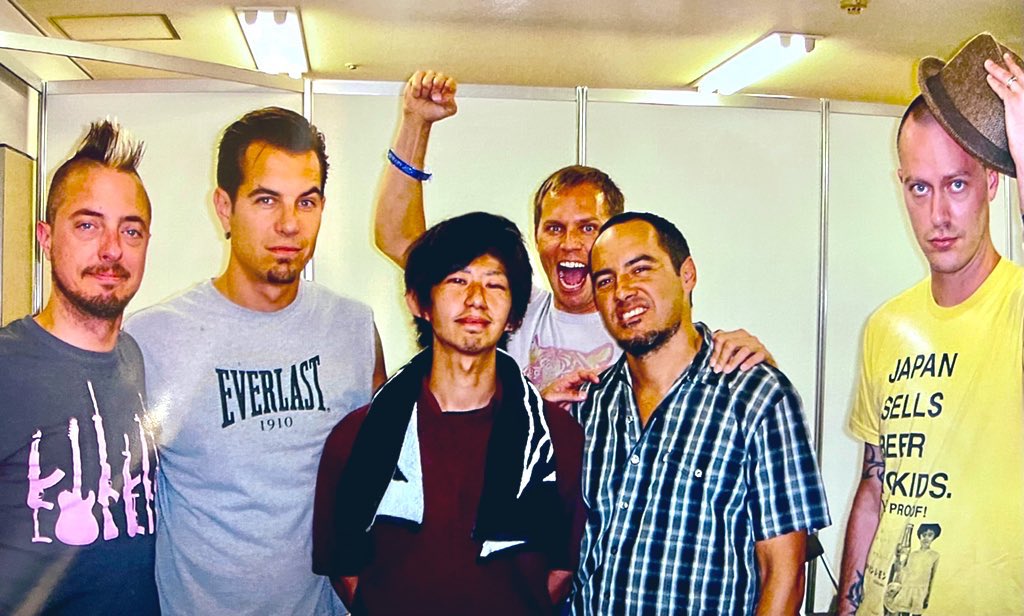 5H01ZM1's tweet photo. Chillin' with 311 (@311) in 2008 - a blast from the past🔥311のメンバーと記念撮影＆サイン
#フォロワーが体験した事が無さそうな体験
#311band
#threeeleven 
#NickHexum 
#SAMartinez 
#PNut 
#TimMahoney 
#ChadSexton
#japansellsbeertokids https://t.co/3wCbAzELeR