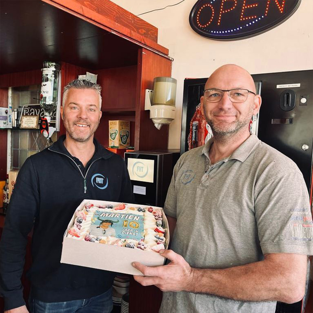 FHTperslucht's tweet photo. Tijd voor taart! 🥳🎂
Onze collega Martien is namelijk 10 jaar in dienst! Martien van harte gefeliciteerd met dit jubileum bedankt voor alles en op naar nog vele jaren!💪🏼🍻

#feest #teamwork #monteur #servicemonteur #perslucht #pneumatiek #techniek #team #10jaar #jubileum https://t.co/vCr7qBiWuH