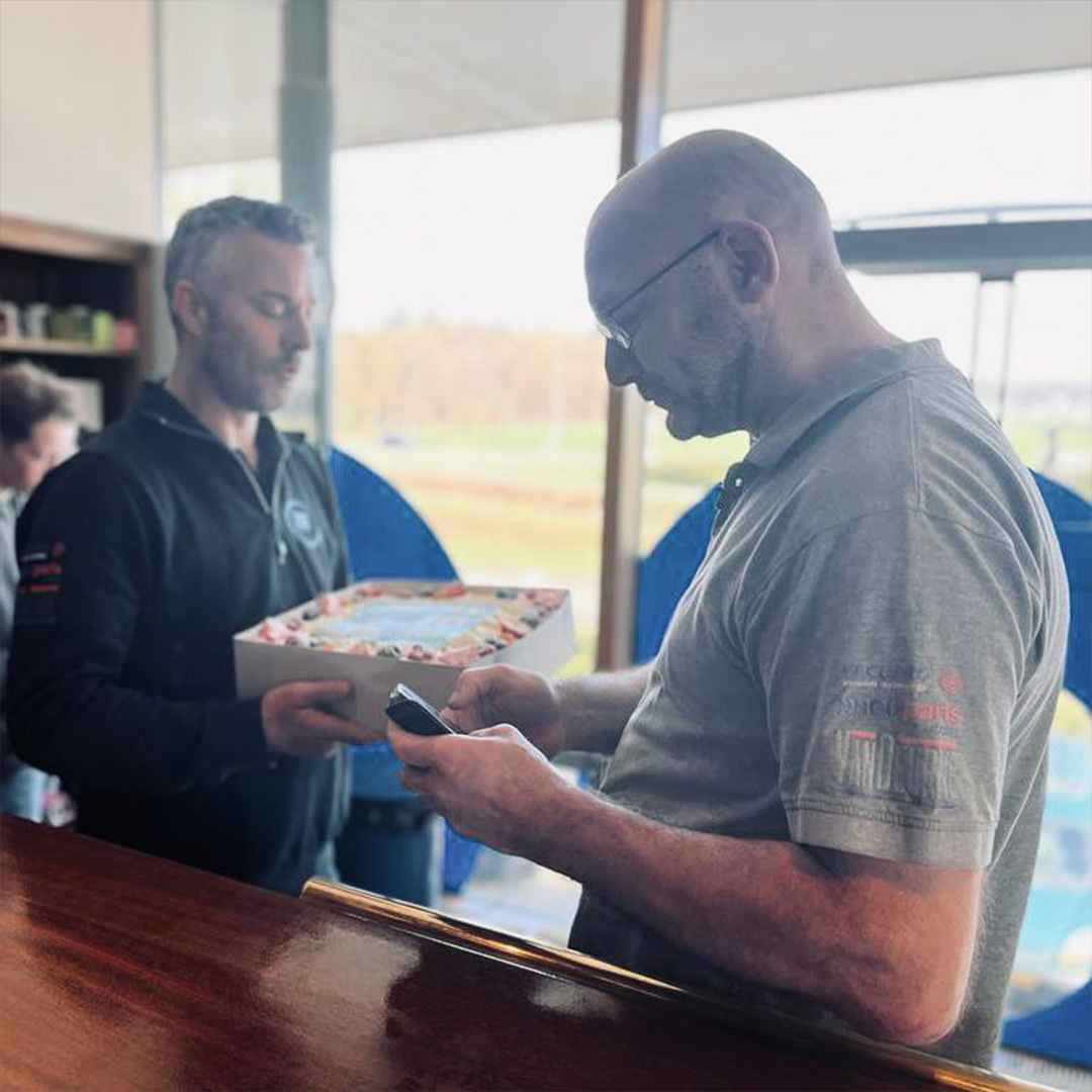 FHTperslucht's tweet photo. Tijd voor taart! 🥳🎂
Onze collega Martien is namelijk 10 jaar in dienst! Martien van harte gefeliciteerd met dit jubileum bedankt voor alles en op naar nog vele jaren!💪🏼🍻

#feest #teamwork #monteur #servicemonteur #perslucht #pneumatiek #techniek #team #10jaar #jubileum https://t.co/vCr7qBiWuH