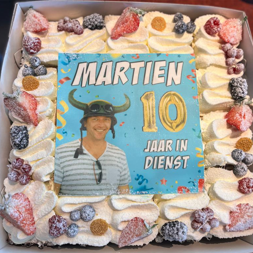 FHTperslucht's tweet photo. Tijd voor taart! 🥳🎂
Onze collega Martien is namelijk 10 jaar in dienst! Martien van harte gefeliciteerd met dit jubileum bedankt voor alles en op naar nog vele jaren!💪🏼🍻

#feest #teamwork #monteur #servicemonteur #perslucht #pneumatiek #techniek #team #10jaar #jubileum https://t.co/vCr7qBiWuH