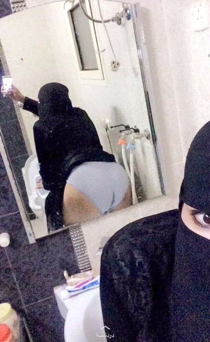 عرفتها البدويه اللي كان كلوتها على وجهك 
ايوه اختك يالمهايطي لاتمسك النتفه اللي بين فخوذك
#ديوث_بدوي