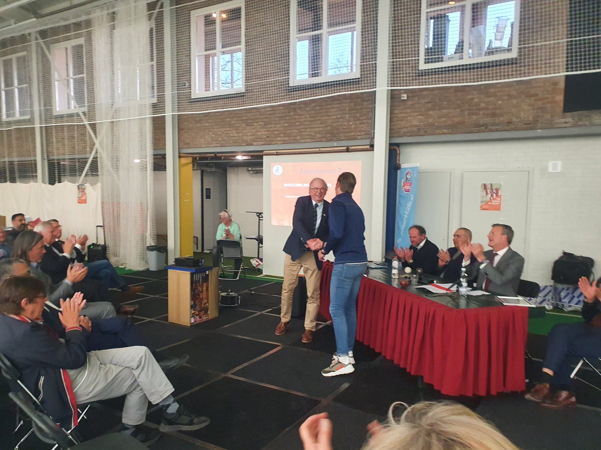 glandheer's tweet photo. Trots! Gisteren nam ik voorzittershamer van het bestuur van @KNCBcricket over van @JurgenDelfos. Veel dank! Samen met @rhscholte, Mudi Allah Rakha en Nitin Pothar gaan we -met de clubs- werken aan een mooie toekomst van cricket in NL. https://t.co/ohLHKYcIDx