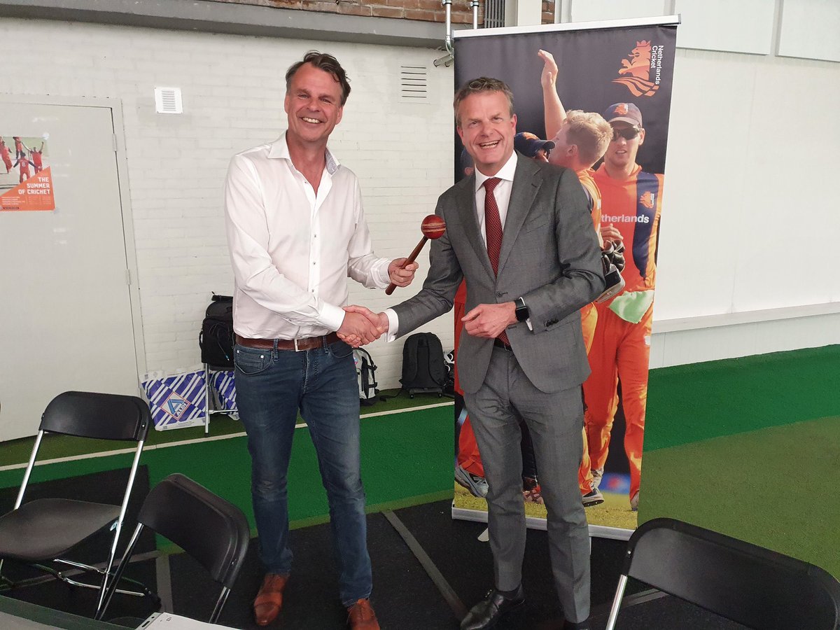 glandheer's tweet photo. Trots! Gisteren nam ik voorzittershamer van het bestuur van @KNCBcricket over van @JurgenDelfos. Veel dank! Samen met @rhscholte, Mudi Allah Rakha en Nitin Pothar gaan we -met de clubs- werken aan een mooie toekomst van cricket in NL. https://t.co/ohLHKYcIDx