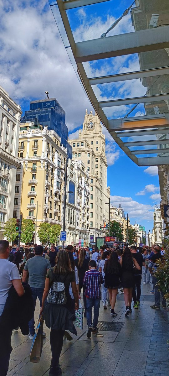 Granviademadrid's tweet photo. ¡Buenos días #Madrid!
“Nunca encontrarás tiempo para nada. Debes crearlo.” (Charles Buxton)
#FelizJueves #GranViaMadrid
#GranVia #MeGustaMadrid https://t.co/kUNSSPQtWj