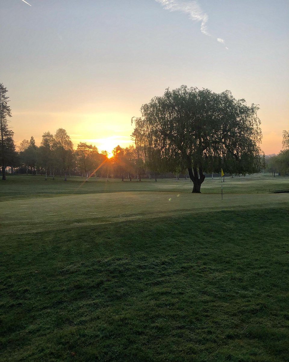 Miles_gkeeper's tweet photo. Good morning ☀️ a few lovely pics while I was mowing greens on our excellent @thetorocompany tri-flex. #toro #sunrise #ashfordkentgolfclub #greenkeepers #golf #lookinggoood https://t.co/I5hBPdle4g