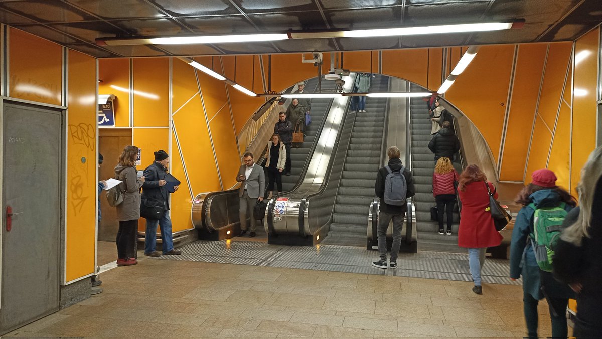 PIDoficialni's tweet photo. Dnes na Kobylisích zjišťujeme, kolik lidí po eskalátorech chodí a kolik stojí, pro správné nastavení odpočtu času na odjezdových tabulích u vstupů do metra. Jak to máte vy? https://t.co/gOvlnzD4g2