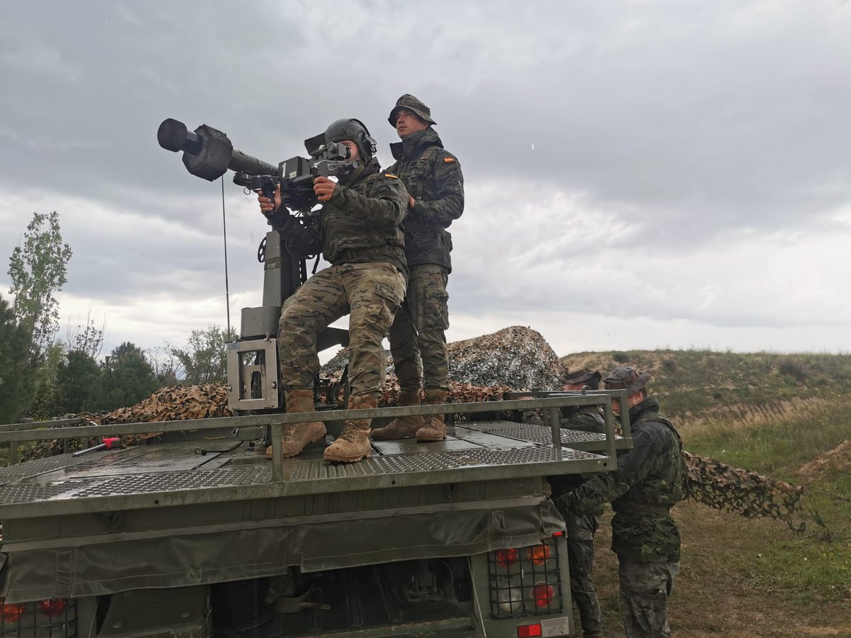 MADOC_ET's tweet photo. Los alumnos de la #ACART_ET de #Segovia realizan ejercicios de instrucción y adiestramiento de #artillería #antiaérea con la Batería Mistral del #GACAXII #BRIXII @FUTER_ET.
#UltimaRatioRegis
#ETEscueladeLíderes
#MADOC25Años https://t.co/LGoptq94AM