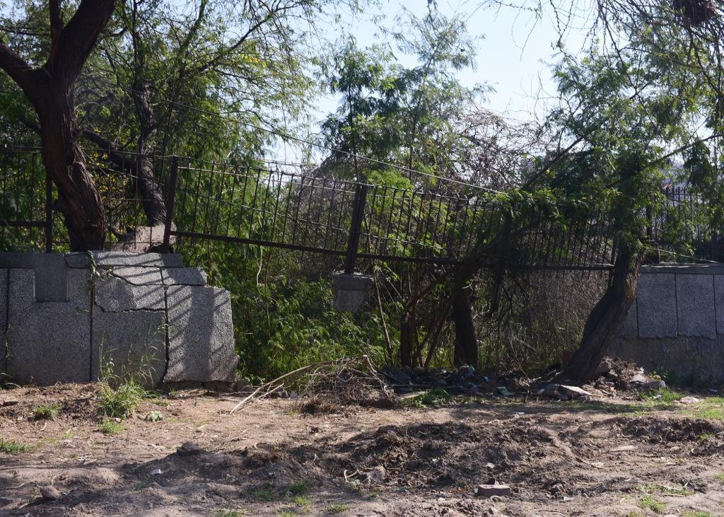 citizenforumsv's tweet photo. @official_dda @LtGovDelhi @CPDelhi @DCPSEastDelhi this wall is broken 0mtrs from DDA off on Mathura road Sarita Vihar. Rwa B block Sarita vihar has given attached letter for repair to Chief engg. 20 days hav passed and no action. Thieves cm thru enter the colony urgent repair req https://t.co/Ls89iqdnv6