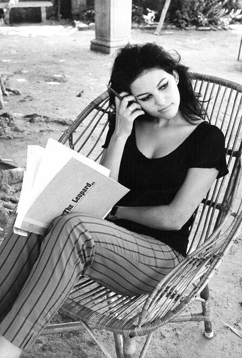 enricomagrelli's tweet photo. Claudia Cardinale e un copione importante https://t.co/Rk1rvij0ky