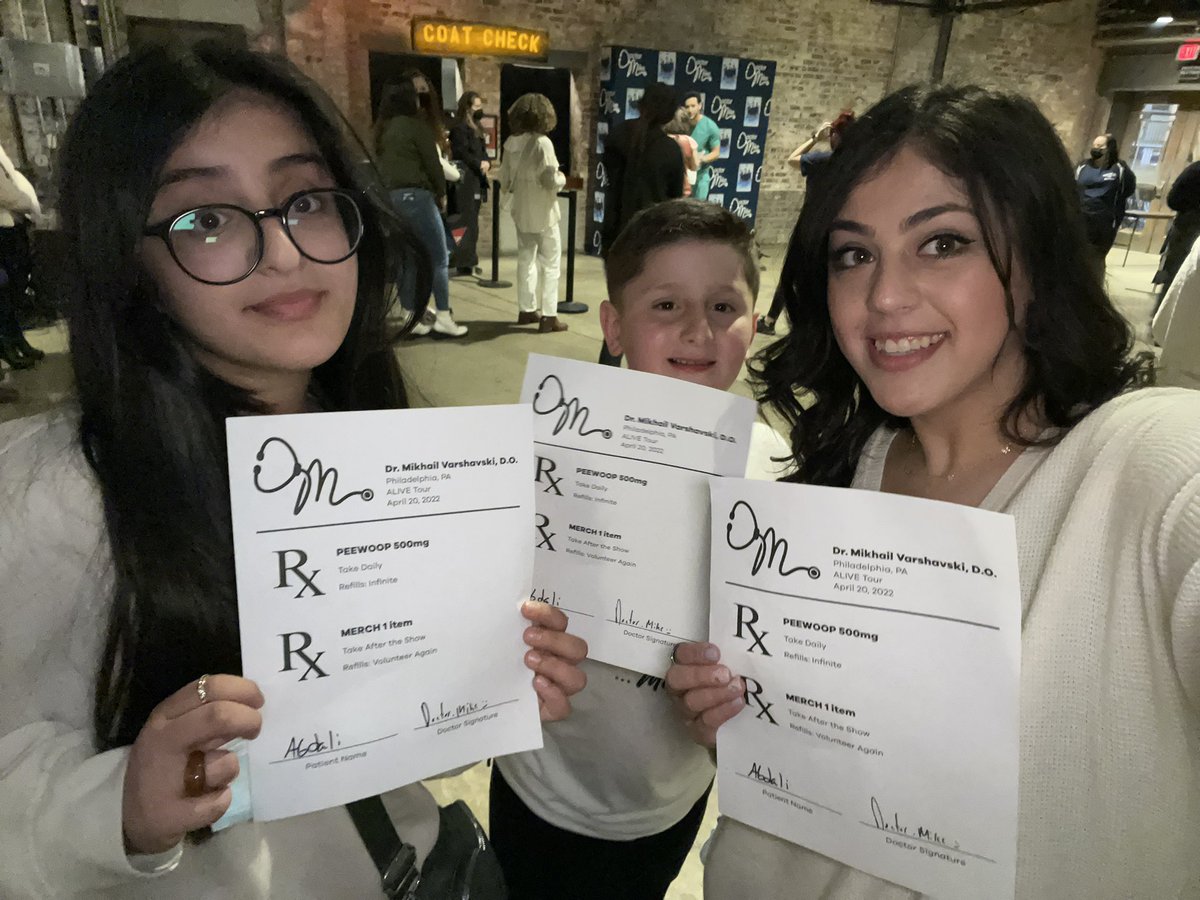 SelliAbdali's tweet photo. Thank you so much @RealDoctorMike and @SamDonaldBowers for the tickets to the #alivetour! We all loved every minute of the show, especially playing Medical Family Feud! It was such a fun night!! #coolaunt https://t.co/2TX3GJpa2x