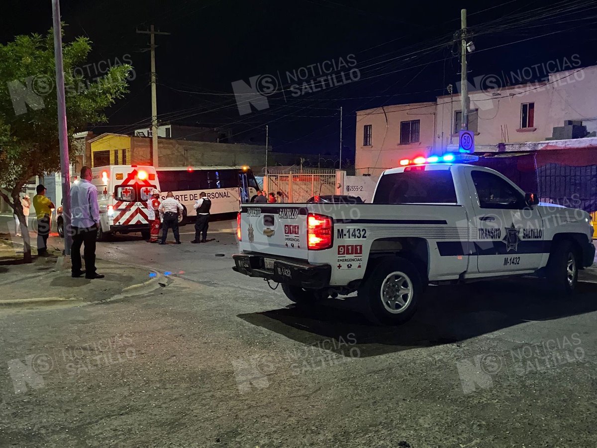 nSaltillo's tweet photo. Fuerte accidente en el cruce del blvd Morelos y calle 22 provocado por el conductor de Toyota quien no respetó su alto en dicho cruce, por lo que impactó en un costado a un transporte de personal, el cual salió proyectado en contra de una casa, dañando la fachada y una camioneta https://t.co/2cxm9ZEHwk