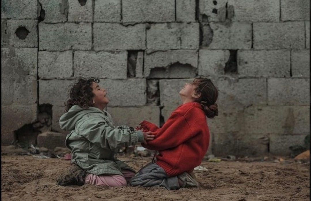 In the Israeli novel , these little angels are a terrorist.
في الرواية الإسرائيلية ، هؤلاء الملائكة الصغار ارهابيون.
#GazaUnderAttack
#اقتحام_رمضان
#Gaza
#غزه_تحت_القصف