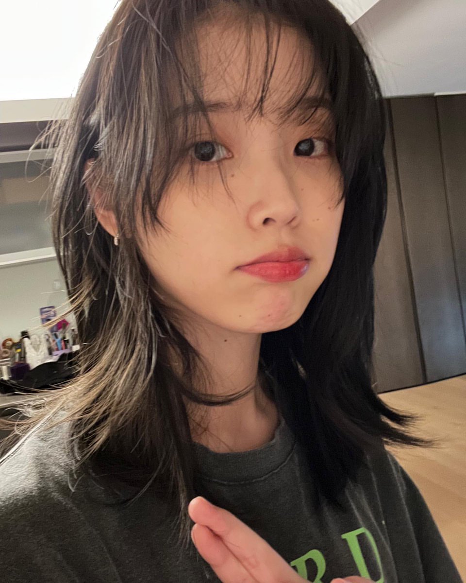 oh my god short haired iu decided to appear!!!!!!! I’M INLOVE 😩❤️