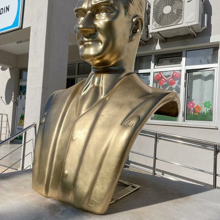 ayd_sehit's tweet photo. Atatürk büstümüzü yeniden boyadık. Görsel Sanatlar Öğretmenimiz Hatice BAKAN' ın ellerine sağlık. Önceden de güzeldi ama şimdi daha bir güzel oldu. Okulumuza ve bahçemize ayrı bir renk geldi. @mugla_mem @ortacamem 
@ersall https://t.co/AVlnXNY7U8