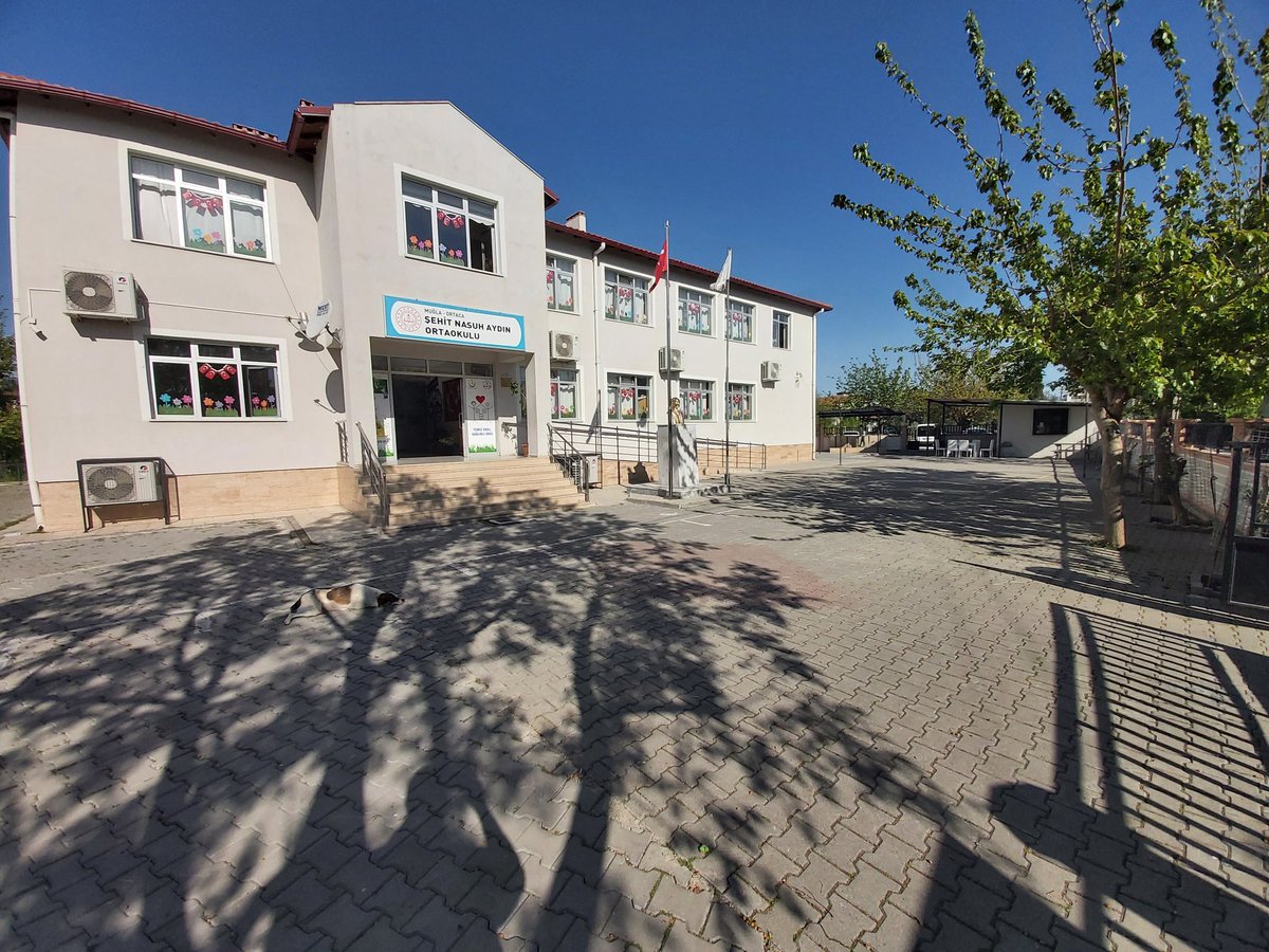 ayd_sehit's tweet photo. Atatürk büstümüzü yeniden boyadık. Görsel Sanatlar Öğretmenimiz Hatice BAKAN' ın ellerine sağlık. Önceden de güzeldi ama şimdi daha bir güzel oldu. Okulumuza ve bahçemize ayrı bir renk geldi. @mugla_mem @ortacamem 
@ersall https://t.co/AVlnXNY7U8