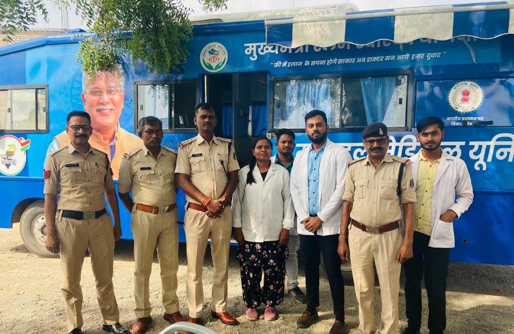 ChhattisgarhCMO's tweet photo. मुख्यमंत्री श्री @bhupeshbaghel के निर्देश पर प्रदेश में पुलिस कॉलोनी, पुलिस लाइन एवं कैम्प में मोबाइल मेडिकल यूनिट के माध्यम से स्वास्थ्य शिविरों का आयोजन किया जा रहा है।
@UrbanCGOfficial 
@CG_Police 
@RaipurPoliceCG https://t.co/25j1BplRmW