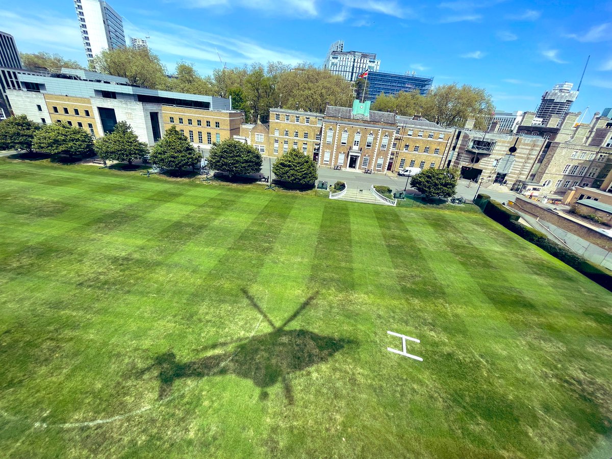 scottmcilwaine's tweet photo. Busy shift yesterday on @EHAAT_ #HM55 Big thank you to @HAC_TheCompany for hosting us. Lots of collaborative working @LAS_HART @Ldn_Ambulance @BTPLondon @MPSRoyal_Parks @EastEnglandAmb 🚓🚑🚁 https://t.co/UzSdrBtT21