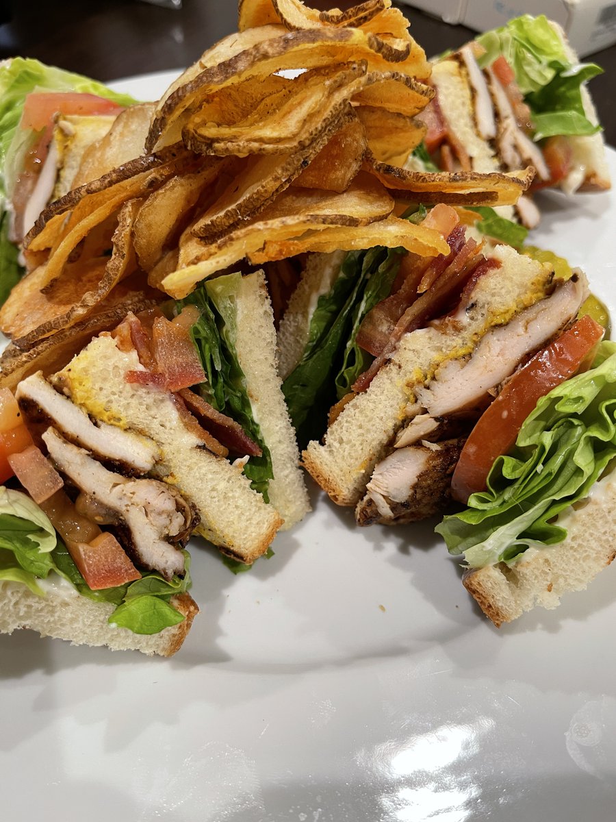 LosAngelesHTA's tweet image. Tonight's Prep Cook class made some awesome club sandwiches and "home made" potato chips...so good! 

#learntocook #culinaryarts #prepcook #unioncook