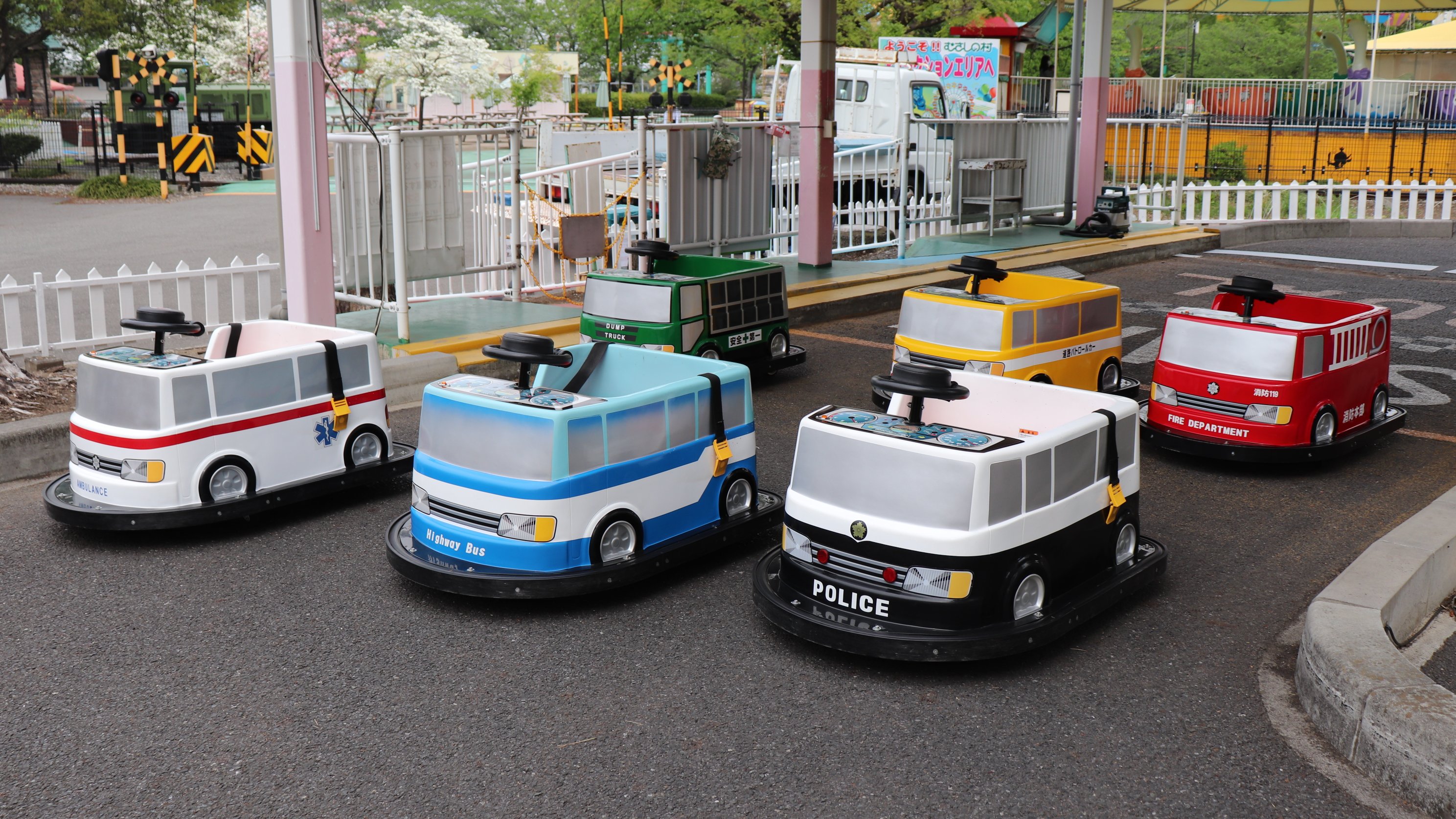 むさしの村 公式 キッズドリフト には他にも パトカー バス 救急車 もあるよ どれに乗れるかはランダムです お気に入りの車を見付けよう T Co Eo3v2lcvbr Twitter