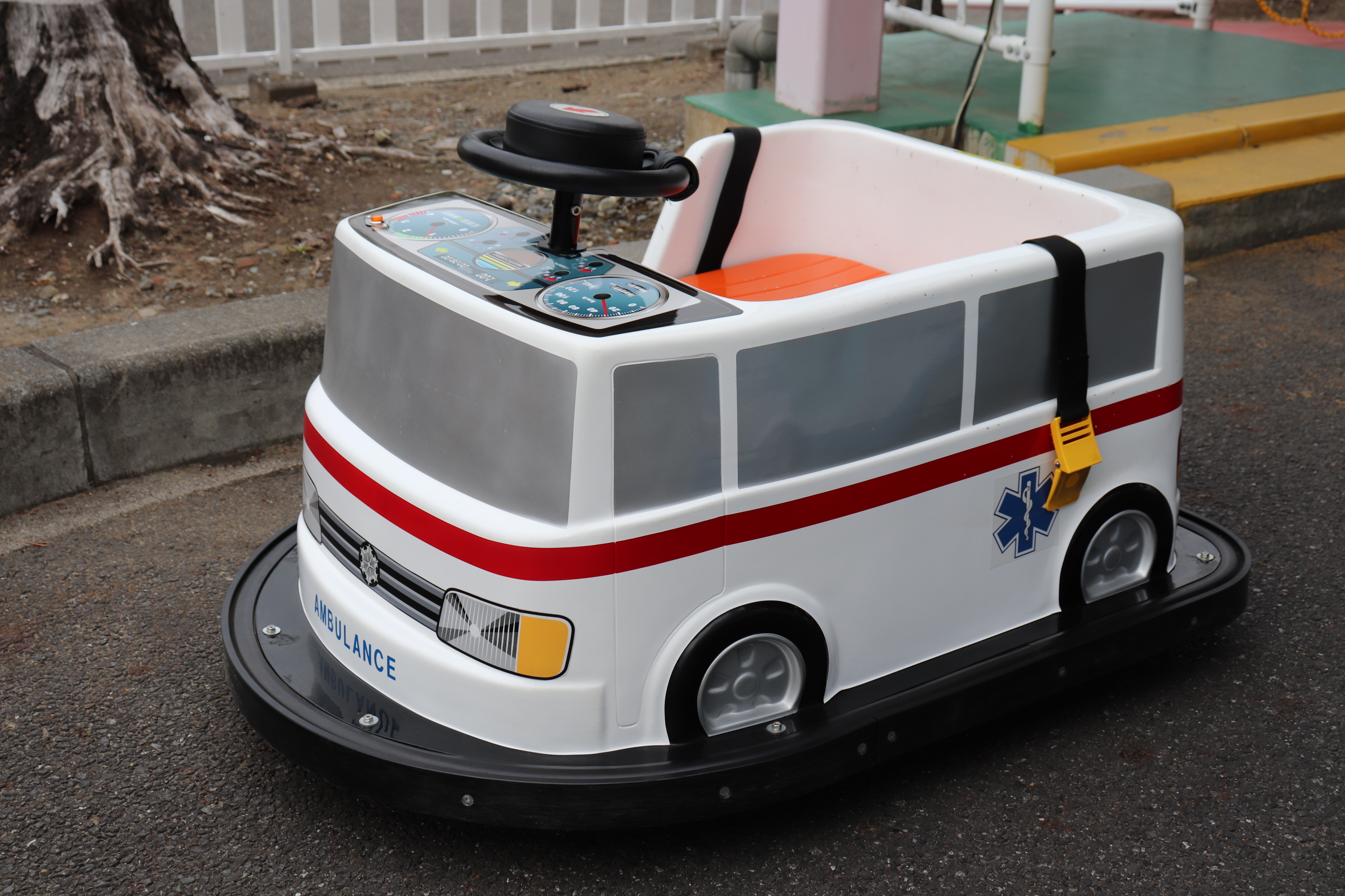 むさしの村 公式 キッズドリフト には他にも パトカー バス 救急車 もあるよ どれに乗れるかはランダムです お気に入りの車を見付けよう T Co Eo3v2lcvbr Twitter