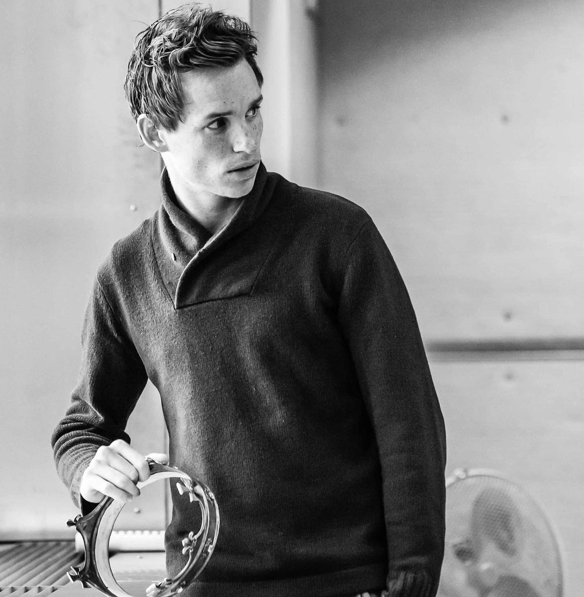 bespokeredmayne's tweet photo. A decade apart: For #tbt, #EddieRedmayne as #RichardII @donmarwarehouse in London 2011 + again in 2021 in his long-awaited return to theater as The Emcee in #Cabaret @kitkatclubldn. Both rehearsals captured by the eminent chronicler of London theater #MarcBrenner (@brennerphotos) https://t.co/5PdQooag70