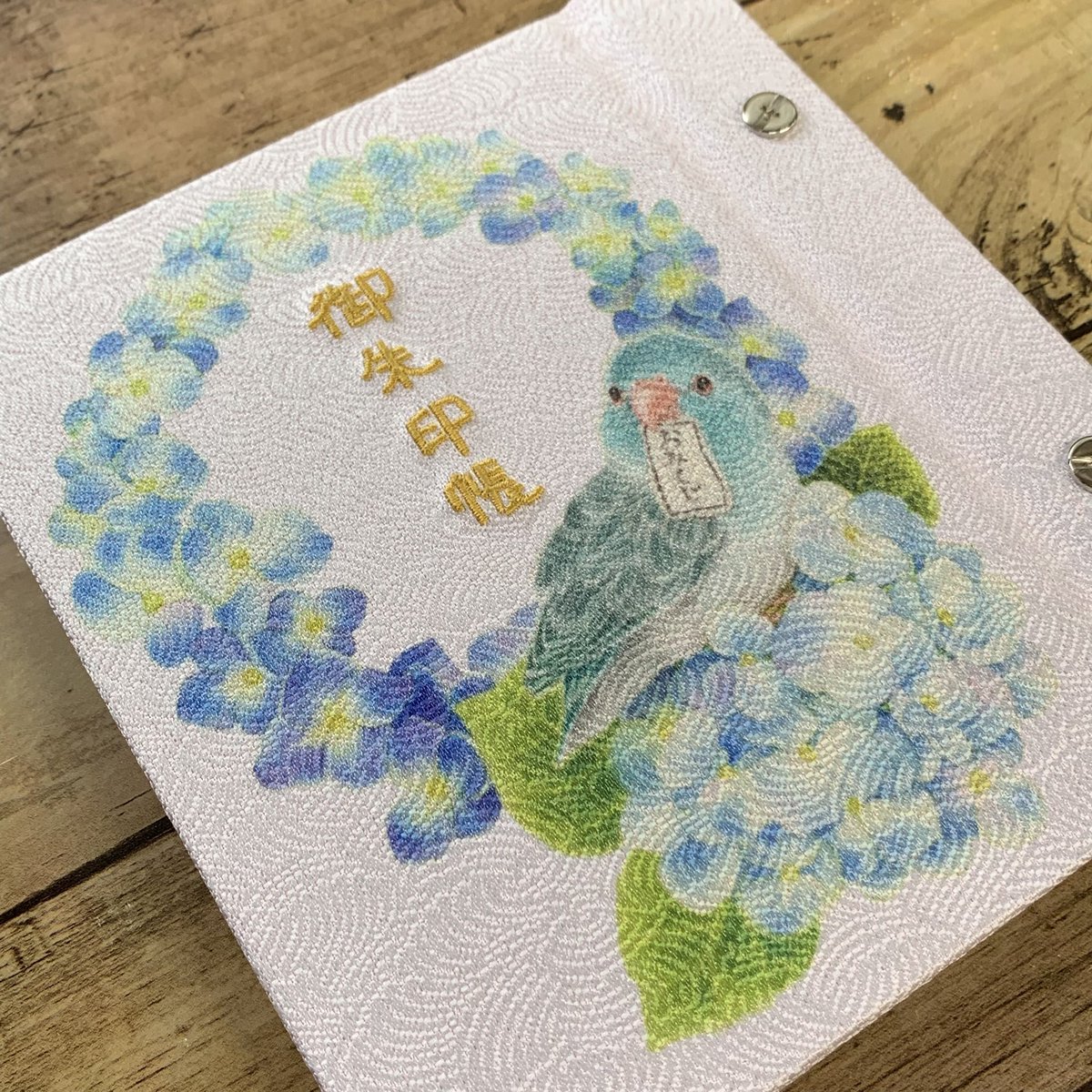 千葉県に鎮座する家之子八幡神社⛩様にご縁を賜り、増やせるポケット式御朱印帳を奉製させて頂きました🙇‍♂️

こちらの宮司様は、当社を含め千葉県内36社を兼務し、ご奉仕されていらっしゃいます😱

巫女鳥「アジサイ」と「七人の守り人」に因んだお花がデザインされています💐

sanmu-jinja.jimdo.com/2022/04/21/%E6…