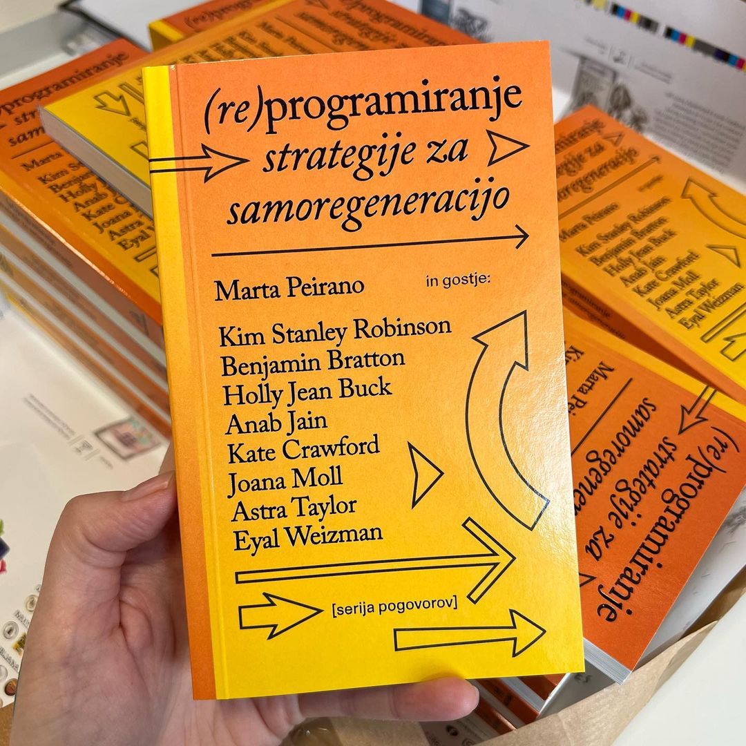 Revija_Outsider's tweet photo. V trafiki na Vegovi od danes na voljo knjiga (𝗿𝗲)𝗽𝗿𝗼𝗴𝗿𝗮𝗺𝗶𝗿𝗮𝗻𝗷𝗲 @aksioma
Zbirka intervjujev, ki jih je #MartaPeirano v lanskem letu izvedla s #KimStanleyRobinson, #BenjaminBratton, #HollyJeanBuck, #AnabJain, #KateCrawford, #JoanaMoll, #AstraTaylor in #EyalWeizman. https://t.co/WkywcvQEe7