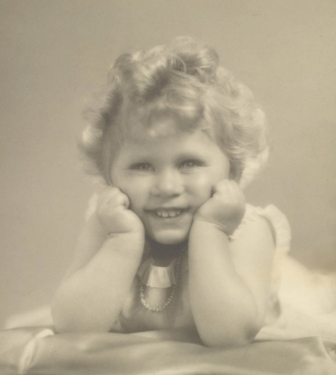 RoyalFamily's tweet image. Happy Birthday Your Majesty!

Today as The Queen turns 96, we’re sharing this photograph of the young Princess Elizabeth aged 2.

Then, in 1928, it was never expected she would be Queen, and this year Her Majesty is celebrating her #PlatinumJubilee - a first in British history.