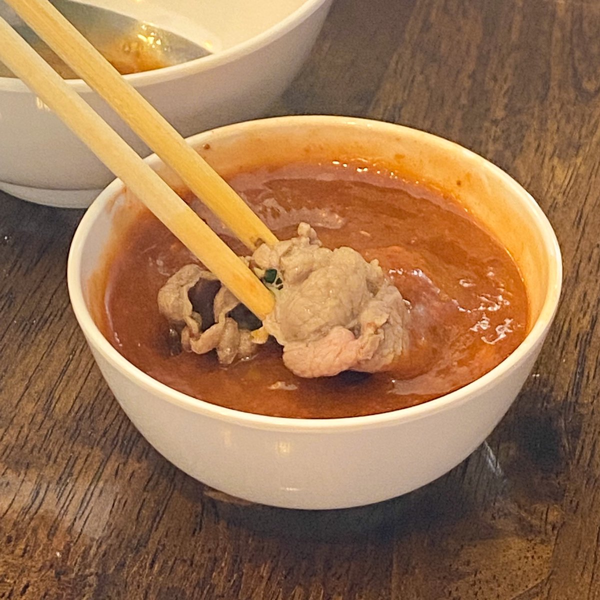 detailsoftoday's tweet photo. ยาใจชาวนนทบุเรียนอีกแล้ว✨ค้นพบของอร่อยเบอร์ร้อย!ใครชอบกินหม่าล่า+เฝอหม้อไฟ ร้านนี้คือที่สุด ร้าน เฝอ-บ๋ pho bo 🥘🥙🍢 น้ำซุปหม่าล่ากินแล้วแสงออกปาก🤤 หอมหม่าล่ามาแบบซดได้ คล่องคอไม่เผ็ดและเค็มเกินแต่เจ้มจ้น น้ำจิ้มดีมากกก ชูโรงเลย💫 แล้วเนื้อคุณภาพดี เนื้อตุ๋นกับสะไบนางอร่อยมาก https://t.co/8MnayiW9Cu