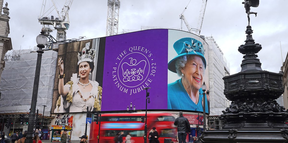 A very happy birthday to Her Majesty Queen Elizabeth II, who turns 96 today. 🎂🎈🎉 
This year also marks the 70th anniversary of her reign, the Platinum Jubilee. Here you can see some pictures of the most important moments of Queen Elizabeth's reign. 👇
royal.uk/platinum-jubil…