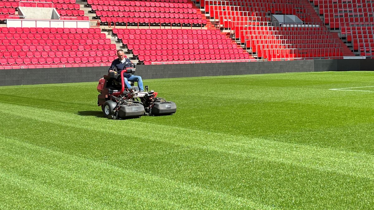 Volgende week ook op de Vakbeurs Sportaccommodaties: de Greensmaster eTriflex. Deze duurzame en stille maaier met lithium accu draait inmiddels ook al op enkele stadions en sportvelden - met uitstekende resultaten. Benieuwd? Kom op 26 april naar stand 2.3.05! <a href="/TheToroCompany/">Toro</a>