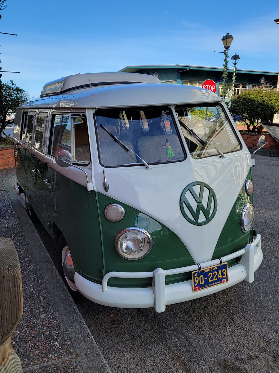 lone_wolf__1's tweet photo. a california cadillac
v w bus - california dreaming
#californiavibe #classicrides #volkswagon
#photography https://t.co/4iDtrhMAth