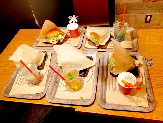 #先輩がうざい後輩の話
のコラボ店に行ってきました!
皆を880円で買えます。
じゃじゃうまバーガーはとてもおいしくてぺろりと行けました! 