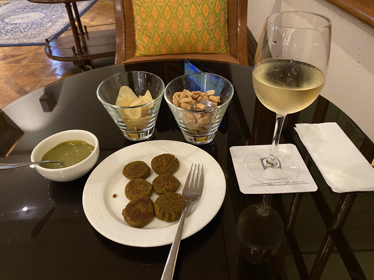 rahulstuffs's tweet photo. Since room was towers category so they had Luxury Hours included in the package at Marco Polo Bar with unlimited drinks with snacks 6pm - 8pm.
3/n
#indianmilesguide https://t.co/ZslrRGKxIc