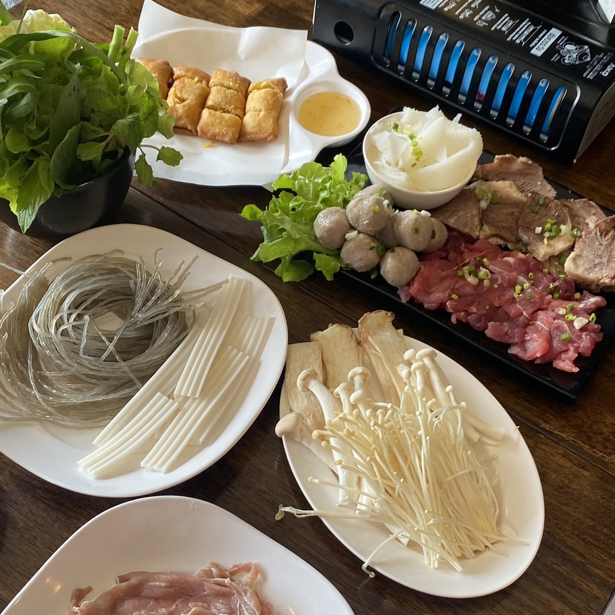 detailsoftoday's tweet photo. น้ำสั่งเป็นชุดเนื้อมา คือ มาครบ กิน2คนจุกมากก มีผัก ทั้งผักต้มและกินสด เนื้อสด เนื้อตุ๋น สะไบนาง และเส้น2ชนิด เส้นอร่อยยยยมากแสงออกปาก ไม่เหมือนที่ไหน😭✨🤟🏻 อันนึงเป็นวุ้นเส้นหนุบๆ กับอีกอันเป็นเส้นบุก ต้มกับหม่าล่านัมเบ้อวันมากก https://t.co/BnSBaX9Idu