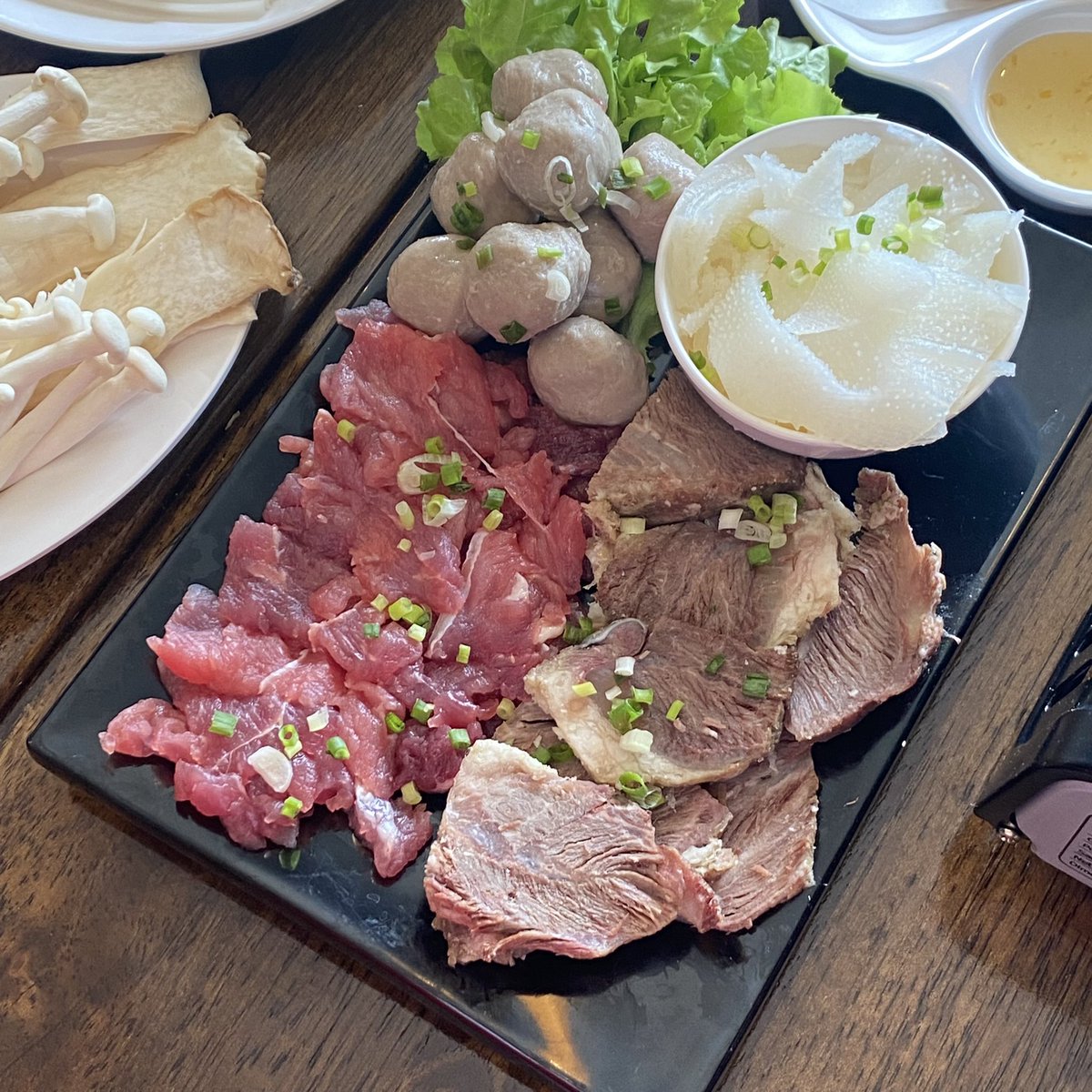 detailsoftoday's tweet photo. น้ำสั่งเป็นชุดเนื้อมา คือ มาครบ กิน2คนจุกมากก มีผัก ทั้งผักต้มและกินสด เนื้อสด เนื้อตุ๋น สะไบนาง และเส้น2ชนิด เส้นอร่อยยยยมากแสงออกปาก ไม่เหมือนที่ไหน😭✨🤟🏻 อันนึงเป็นวุ้นเส้นหนุบๆ กับอีกอันเป็นเส้นบุก ต้มกับหม่าล่านัมเบ้อวันมากก https://t.co/BnSBaX9Idu