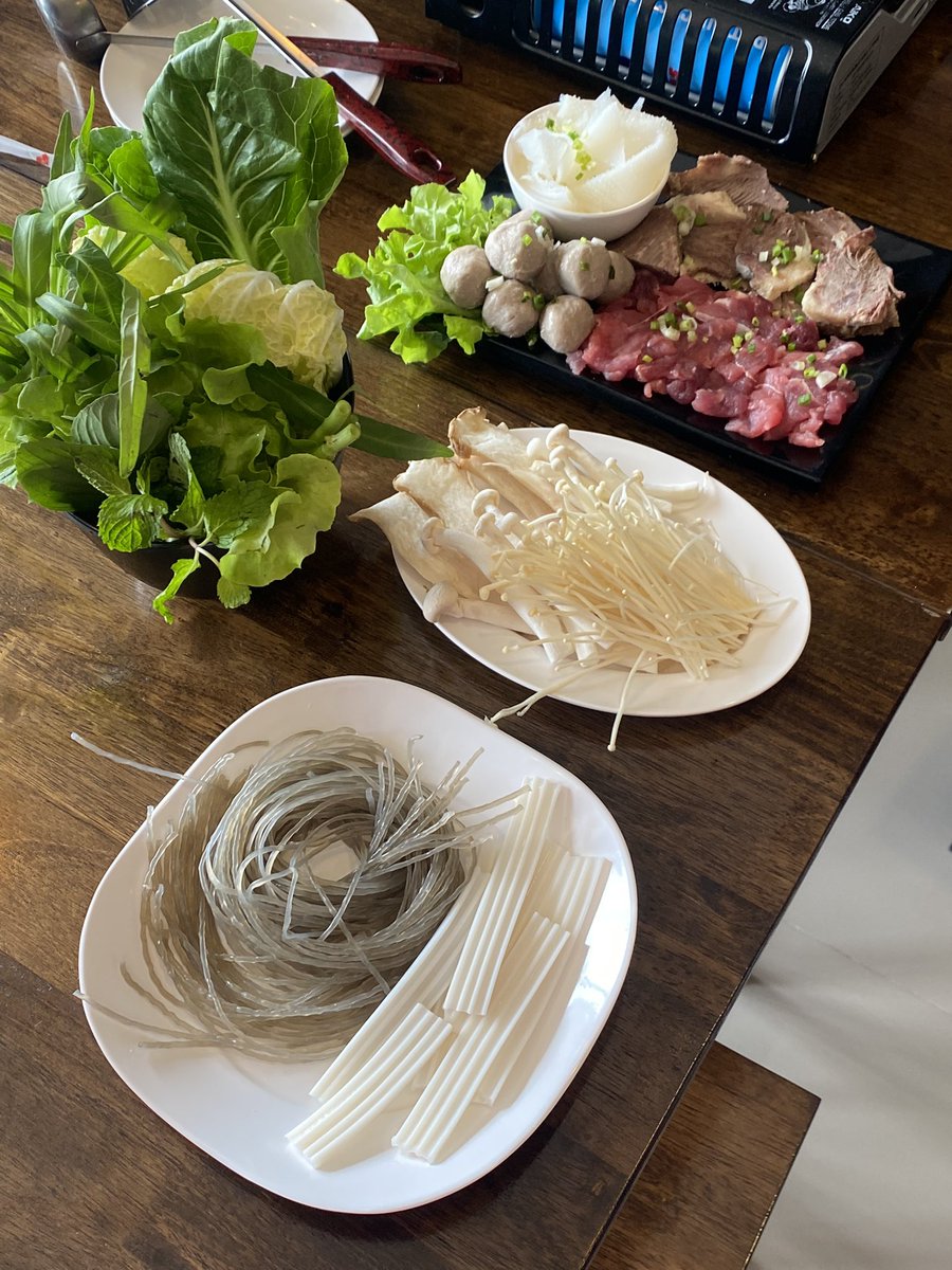 detailsoftoday's tweet photo. น้ำสั่งเป็นชุดเนื้อมา คือ มาครบ กิน2คนจุกมากก มีผัก ทั้งผักต้มและกินสด เนื้อสด เนื้อตุ๋น สะไบนาง และเส้น2ชนิด เส้นอร่อยยยยมากแสงออกปาก ไม่เหมือนที่ไหน😭✨🤟🏻 อันนึงเป็นวุ้นเส้นหนุบๆ กับอีกอันเป็นเส้นบุก ต้มกับหม่าล่านัมเบ้อวันมากก https://t.co/BnSBaX9Idu