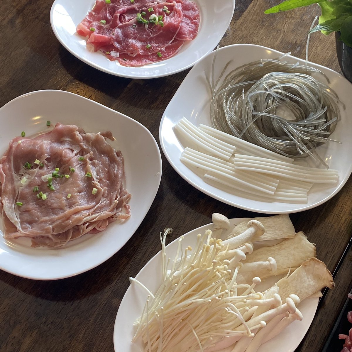 detailsoftoday's tweet photo. น้ำสั่งเป็นชุดเนื้อมา คือ มาครบ กิน2คนจุกมากก มีผัก ทั้งผักต้มและกินสด เนื้อสด เนื้อตุ๋น สะไบนาง และเส้น2ชนิด เส้นอร่อยยยยมากแสงออกปาก ไม่เหมือนที่ไหน😭✨🤟🏻 อันนึงเป็นวุ้นเส้นหนุบๆ กับอีกอันเป็นเส้นบุก ต้มกับหม่าล่านัมเบ้อวันมากก https://t.co/BnSBaX9Idu