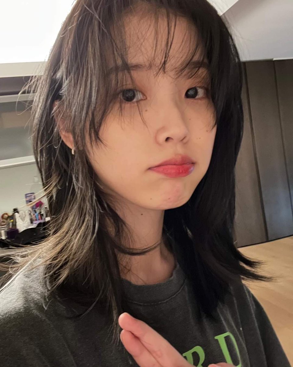 Aaron_jieun23's tweet photo. So cute IU 🥰❤️ #Iu #IUfan https://t.co/wCSvV34mdX