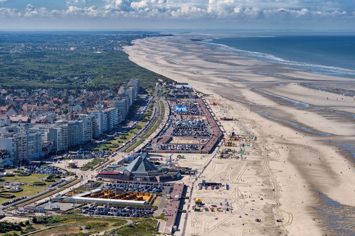 PaulMaxit's tweet photo. #climat #Elections2022 Avec #EmmanuelMacron, le seul endroit en France où vous pourrez passer des vacances sans voir ces monstrueuses éoliennes, sera le Touquet. https://t.co/7Rqtjph2wY https://t.co/dKGABTaOZg
