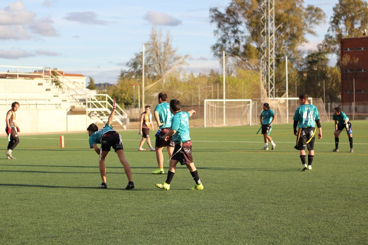ExtremaduraFAFF's tweet photo. 👩La Women's Flag Bowl 🏈 se jugó con aroma extremeño: #Ale en #Phoenix y #Brenda en #Foxes82, jugadoras de #Ducks🦆.

📅 El sábado 🕚, ¡Semifinales de la #LFFE2022!
#Romanos⚔️ 🆚 #BlackStorks⚫️
#Ducks🦆 🆚 #Vitors☑️

🏟Ligas ADAME en su recta final.

✍️⤵️
https://t.co/5ciq7YnM6C https://t.co/yebyqR69pN