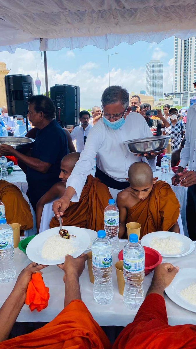ShenayaHewagama's tweet photo. නොබෙදුනු රටක් !!
එක කොඩියක් යට , එක අහසක් යට 🙏🙏
#unity #OneCountryOneNation https://t.co/CmHigqpUix