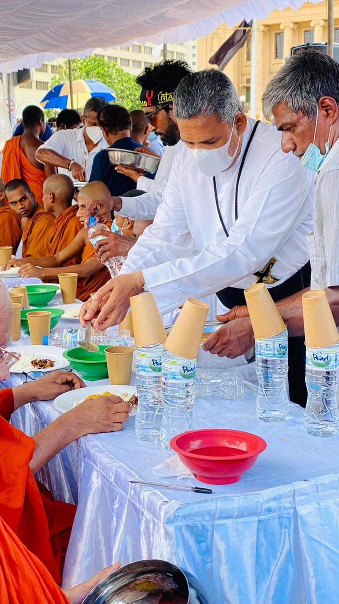 ShenayaHewagama's tweet photo. නොබෙදුනු රටක් !!
එක කොඩියක් යට , එක අහසක් යට 🙏🙏
#unity #OneCountryOneNation https://t.co/CmHigqpUix