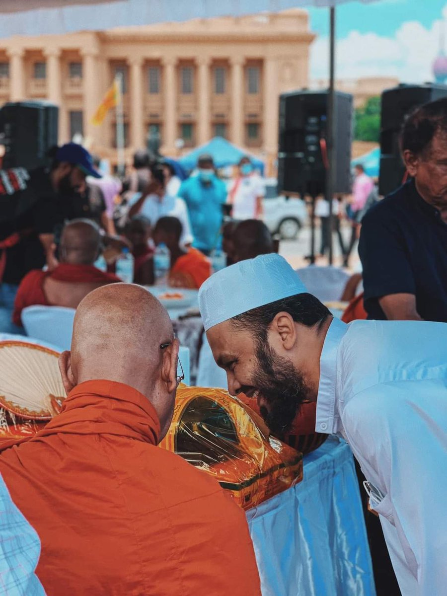 ShenayaHewagama's tweet photo. නොබෙදුනු රටක් !!
එක කොඩියක් යට , එක අහසක් යට 🙏🙏
#unity #OneCountryOneNation https://t.co/CmHigqpUix