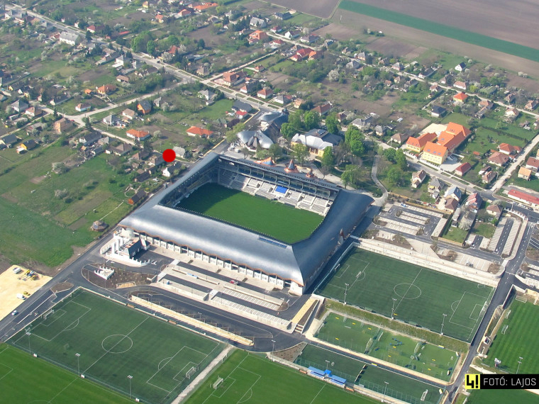k_groeneveld's tweet photo. Wel gaaf, een stadion in het geboortedorp van Orban.
Het biedt ruimte voor ~3.500+ mensen.
In een dorp met ~1.700 inwoners.
Grofweg 1/3 van het dorp is nu voetbalfaciliteit.   
Circa 200 parkeerplaatsen
Ohja, gefinancieerd door de EU🇪🇺.

https://t.co/wSx3XWDqPU https://t.co/4mdryQfyS7