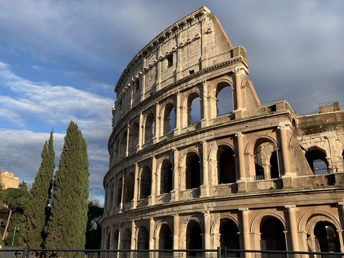 evaenlaradio's tweet photo. Hoy #Roma está de cumpleaños.
El 21 de abril del 753 a. C. Rómulo fundó la Ciudad Eterna.

2.775 años y cada vez más hermosa.

#LaGrandeBellezza 
#NataleDiRoma https://t.co/tZ7DlNDKK2